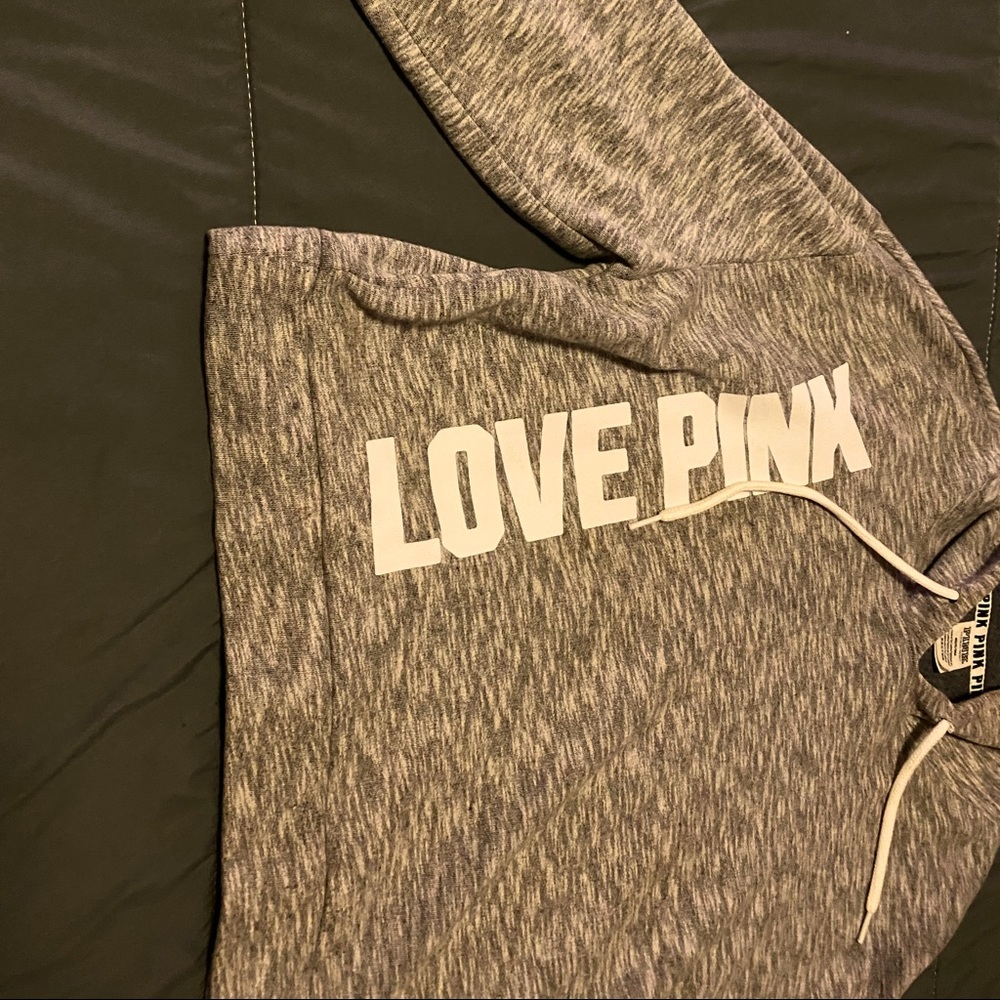 I’m selling pink hoodie , pre owned in very good condition